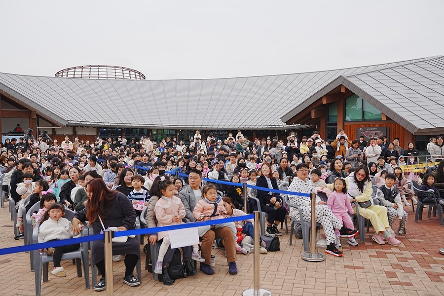 ▲ (재)경북테크노파크(원장 하인성)는 경상북도와 영천시가 주최하는‘제3회 금호삼삼오오이웃대잔치’가 지난 11월 7일부터 11월 8일까지 이틀간 영천화랑설화마을에서 성황리에 막을 내렸다.ⓒ(재)경북테크노파크