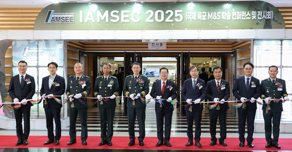 ▲ 이장우 대전시장은 11·12일 양일간 대전컨벤션센터에서 열리는 ‘국제 육군 M&S 학술 콘퍼런스 및 전시회(IAMSEC 2025)’에 참석해 관계자들을 격려했다.ⓒ대전시