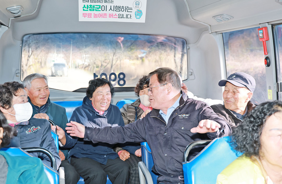 ▲ 산청군의 농어촌버스 전면 무료화가 이용객들에게 큰 호응을 얻고 있는 가운데 이승화 군수가 산청마실버스 운영 현장을 찾아 여론을 청취하고 있다.ⓒ산청군