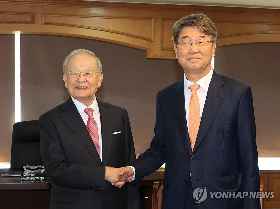 ▲ 손경식 한국경영자총협회 회장이 11일 서울 마포구 경총회관에서 김지형 경제사회노동위원회 위원장과 만나 악수하고 있다. ⓒ연합뉴스