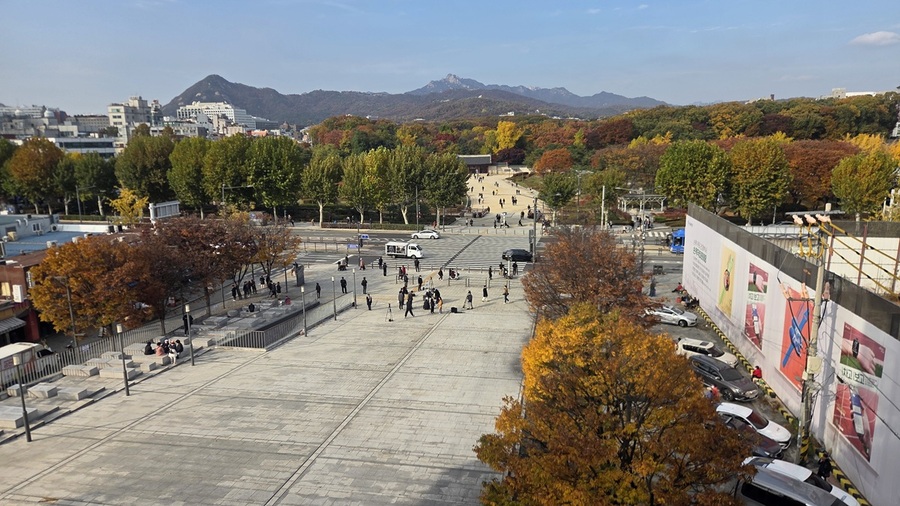 ▲ 세운상가에서 바라본 종묘의 모습, 종묘 입구 앞 공원과 차도 등으로 300m 이상의 거리가 떨어져있다. ⓒ김승환 기자