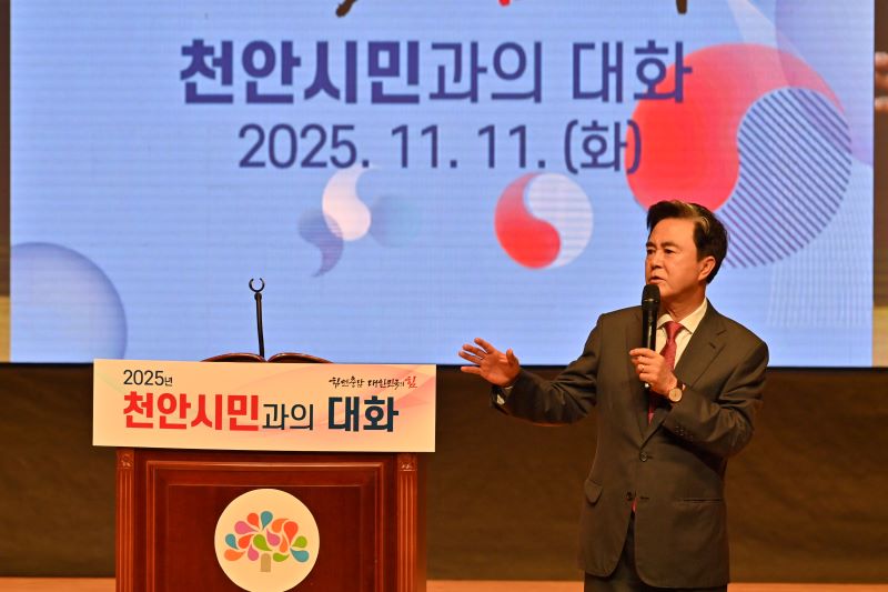 ▲ 김태흠 충남도지사가 11일 민선 8기 4년차 시군 방문의 마지막 일정으로 천안시를 찾아 도민과 직접 소통하며 지역의 지속가능한 발전 방안을 모색하고 있다.ⓒ충남도