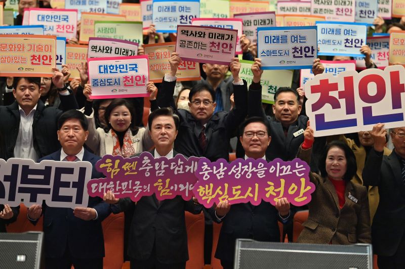 ▲ 김태흠 충남도지사가 11일 민선 8기 4년차 시군 방문의 마지막 일정으로 천안시를 찾아 도민과 직접 소통하며 지역의 지속가능한 발전 방안을 모색하고 있다.ⓒ충남도