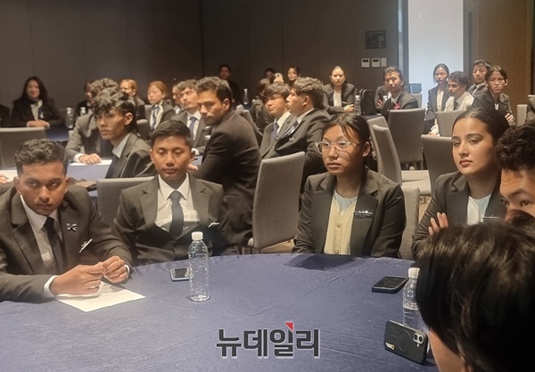 ▲ 중부대 호텔경영학과 네팔 유학생 80여 명이 ‘취업·비자·글로벌 진로 특강’을 듣고 있다.ⓒ김경태기자