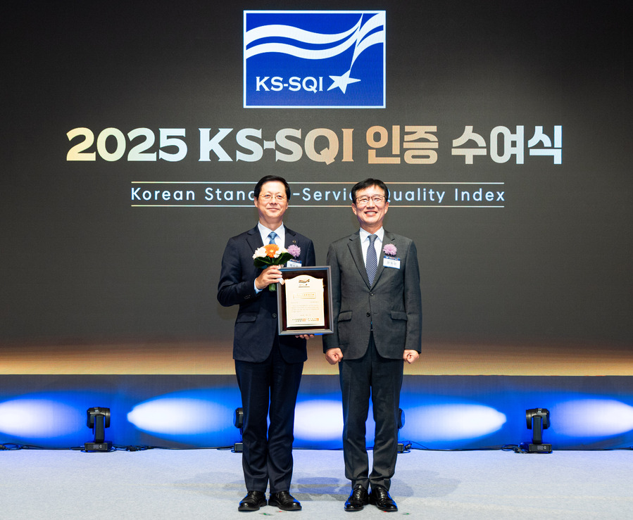 ▲ ‘2025 KS-SQI’ 인증 수여식에 참석한 박희돈 대한항공 경영전략본부장(왼쪽)이 문동민 한국표준협회 회장과 기념 사진을 촬영하는 모습 ⓒ대한항공