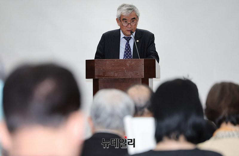▲ 25년 4월 11일에 개최한『반일 종족의 역사내란 : 연속 탄핵의 근원』출판기념 및 학술토론회에서 이영훈 이승만학당 학장(전 서울대 경제학과 교수)이 인사말을 하고 있다.  ⓒ 정상윤 기자