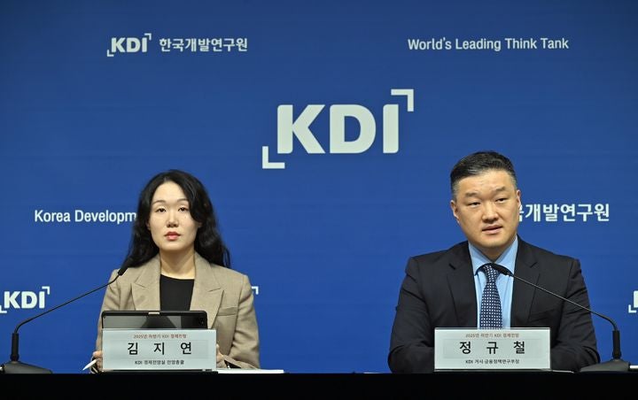 ▲ 김지연 한국개발연구원(KDI) 경제전망실 전망총괄(왼쪽)과 정규철 KDI 거시·금융정책연구부장(오른쪽)이 11일 오후 정부세종청사에서 '2025 하반기 KDI 경제전망'을 브리핑하고 있다. ⓒ뉴시스
