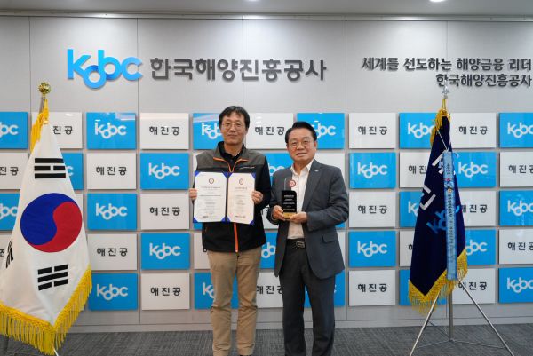 ▲ 한국해양진흥공사 본사에서 안병길 사장(오른쪽)과 전국사무금융서비스노동조합 한국해양진흥공사지부 김정훈 지부장(왼쪽)이 기념촬영을 하고 있다.ⓒ한국해양진흥공사