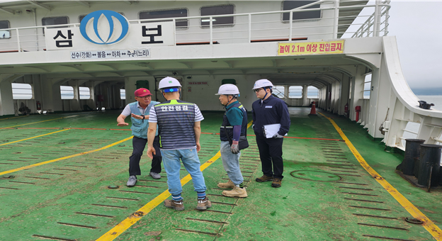 ▲ 지난 6월 한국해양교통안전공단(KOMSA) 운항관리자(오른쪽)가 내항여객선사 안전·보건 컨설팅을 수행하는 모습.  ⓒ한국해양교통안전공단