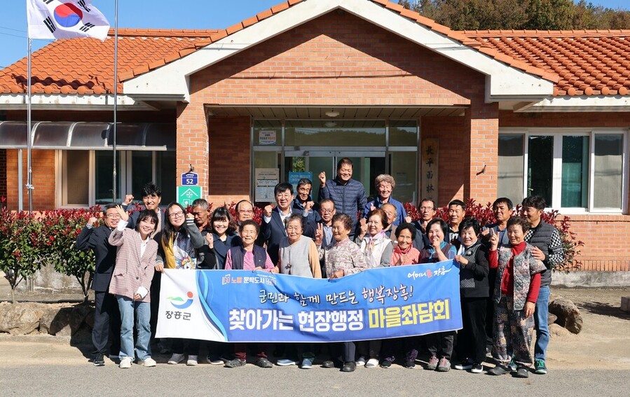 ▲ ‘2025년 하반기 군민과의 대화(마을좌담회)’ _마을방문ⓒ장흥군 제공