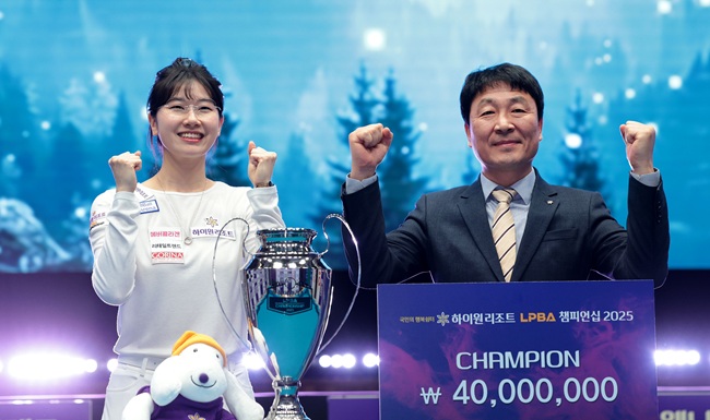 ▲ 우승자 이미래 선수와 안기태 ESG상생본부장 직무대행. ⓒ강원랜드