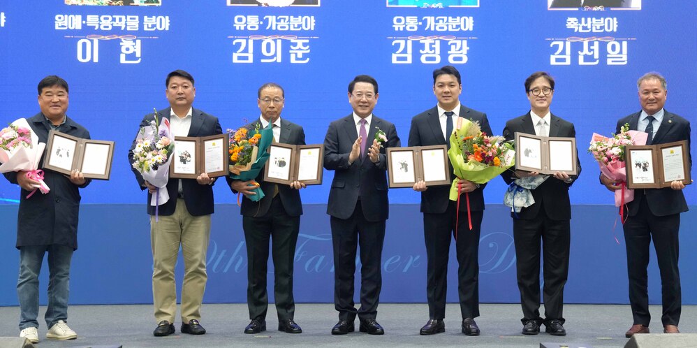 ▲ 김영록 전라남도지사가 지난 11일 영암실내체육관에서 열린 ‘제30회 농업인의 날 기념행사’에 참석해 농업발전 유공자에게 표창장을 수여한 뒤 기념촬영을 하고 있다.ⓒ전라남도 제공