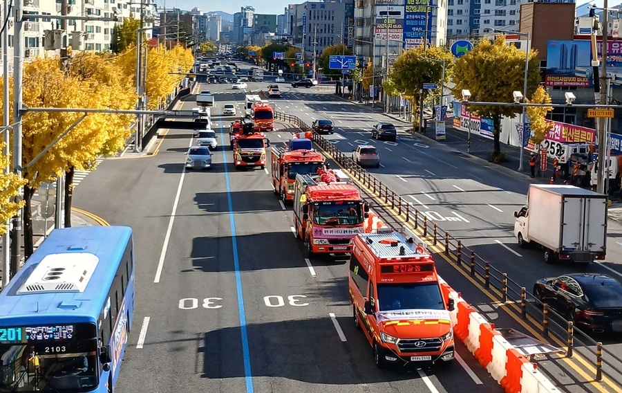 ▲ 대전 서부소방서가 소방차 8대를 동원, 대전 시내를 순회하며 겨울철 불조심 캠페인을 하고 있다.ⓒ대전소방본부