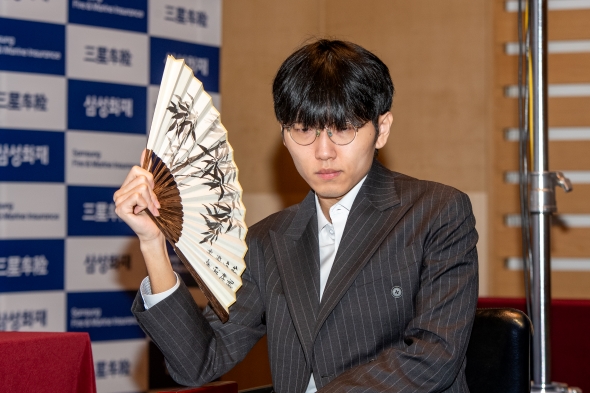 ▲ '한국 최강' 신진서 9단이 중국의 랴오위안허 9단에게 패배하며 삼성화재배 16강 탈락했다.ⓒ한국기원 제공