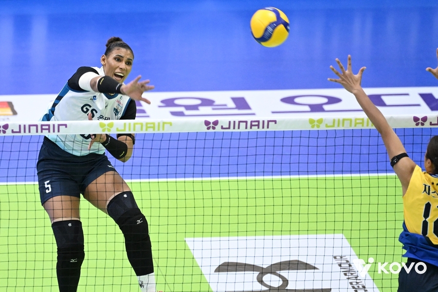 ▲ 실바가 49점을 폭발한 GS칼텍스가 현대건설에 짜릿한 3-2 역전승을 거뒀다.ⓒKOVO 제공