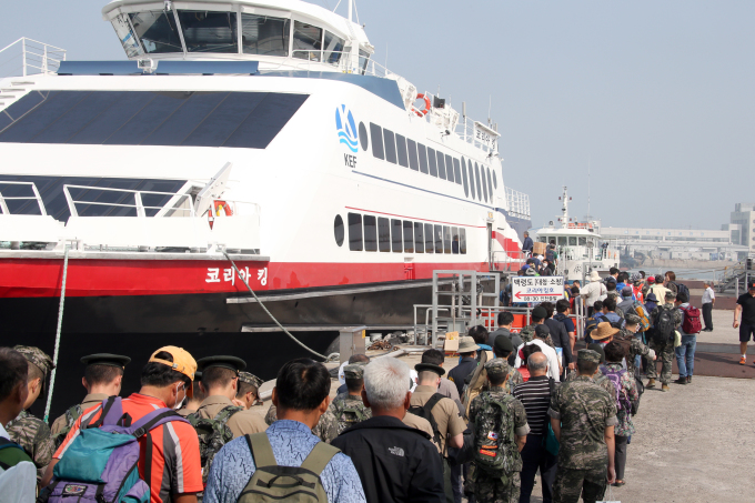 ▲ 인천앞바다 섬지역을 찾는 관광객들이 인천항에서 이동하고 있다.ⓒ인천시 제공