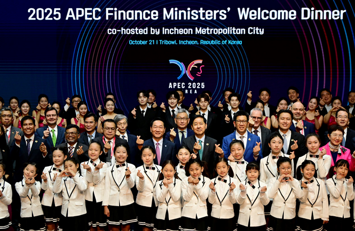 ▲ 유정복(가운데) 인천시장이 지난 10월 연수구 트라이보울에서 열린 'APEC 재무장관회의 만찬 공연'을 마친 뒤 참석자들과 평화와 화합을 기원하는 퍼포먼스를 하고 있다.ⓒ 인천시 제공