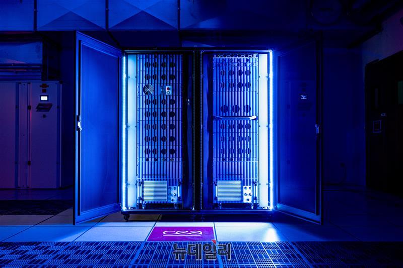 ▲ 콴델라의 12큐비트 범용 디지털 광자 양자컴퓨터 루시(Lucy) ⓒ콴델라