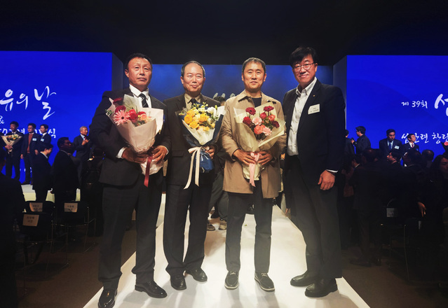 ▲ 태광산업·대한화섬은 소속 임직원 5명이 ‘제39회 섬유의 날’ 기념식에서 산업통상자원부 장관 표창과 한국섬유산업연합회 회장상을 수상했다고 12일 밝혔다. 사진은 기념식에서 수상자 기념 촬영을 하는 모습. 좌측부터 황오성·정일영·신승원 기장, 김대정 대한화섬 대표(태광산업 섬유사업본부장) ⓒ태광산업