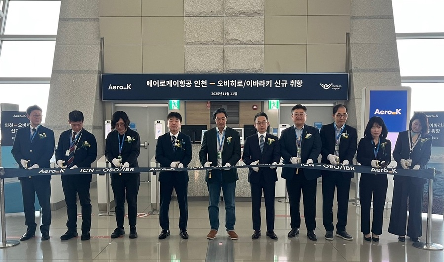 ▲ 11일 인천공항 제1여객터미널에서 열린 ‘인천-오비히로·이바라키 신규 취항 행사’에서 인천국제공항공사 신동익 허브화전략처장(왼쪽 여섯 번째) 등 참석자들이 기념촬영을 하고 있다.ⓒ인천공항공사 제공