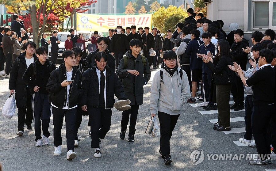 ▲ 2026학년도 대학수학능력시험을 이틀 앞둔 11일 오전 경기도 수원시 팔달구 수원고등학교에서 3학년 학생들이 후배들의 응원을 받으며 교정을 나서고 있다. ⓒ연합뉴스