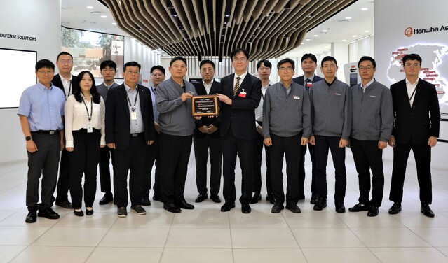 ▲ 한화에어로스페이스 안홍규 임원(왼쪽 네번재) 정상욱 CMMI High Maturity 선임심사원(ITQC 대표)과 인증 후 기념촬영을 하고 있다. ⓒ한화에어로스페이스