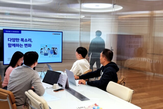 ▲ ‘약속대로 HANKOOK(한국)’ 캠페인에 대해 직원들 간 자유롭게 소통하고 있는 모습. ⓒ한국앤컴퍼니