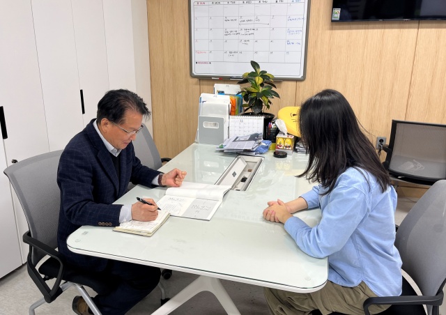 ▲ 광명지역 한 소상공인이 소상공인원스톱지원센터에서 전문가에게 상담받고 있다. ⓒ광명시 제공