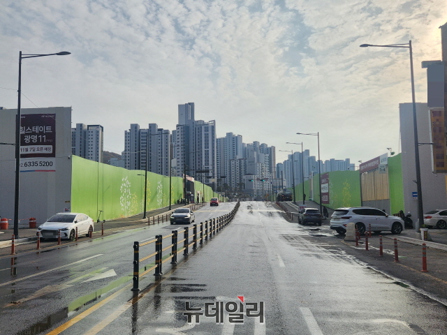 ▲ 1동과 2동 사이에 놓인 왕복 4차선 도로. ⓒ박정환 기자