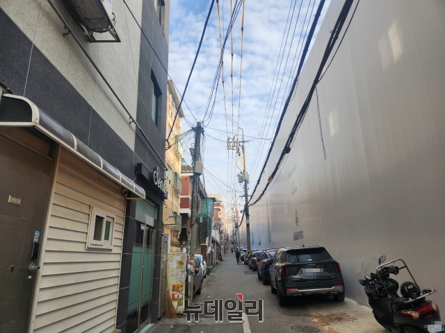 ▲ 단지 주변 저층상가와 골목길. ⓒ박정환 기자
