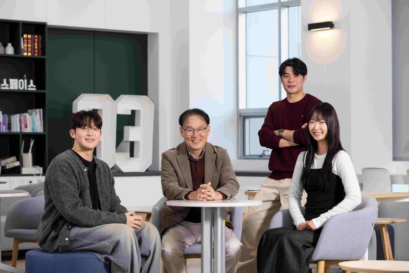 ▲ ‘2025 캠퍼스 특허 유니버시아드 대회’에서 영예의 대통령상을 수상한 한국기술교육대학교 유재윤(왼쪽부터) 학생, 진경복 교수, 김현수 학생, 이가은 학생.ⓒ한기대