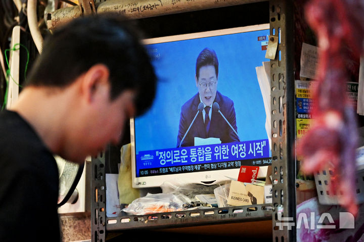 ▲ 이재명 대통령 취임 30일 첫 기자회견이 열린 3일 오전 광주 북구 말바우시장 한 정육점 텔레비전에서 기자회견 현장 생중계 장면이 송출되고 있다. ⓒ뉴시스