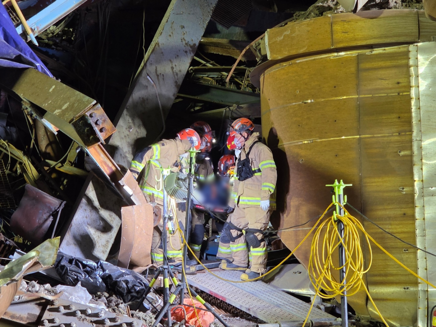 ▲ 구조대원이 11일 밤 10시 14분께 보일러 타워 5호기 잔해에서 60대 매몰자 시신을 추가 수습하고 있다. ⓒ울산소방본부