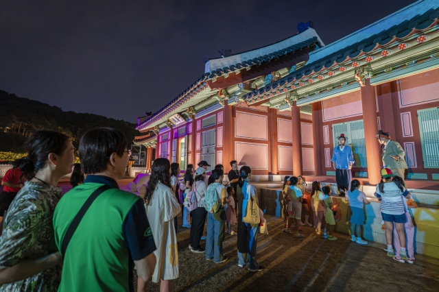 ▲ 주민 배우와 함께하는 고궁 산책 모습. ⓒ수원시 제공