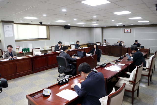 ▲ 지난 11일 열린 이영인 수원도시공사 사장 후보자의 임용에 대한 인사청문회 모습. ⓒ수원시의회 제공