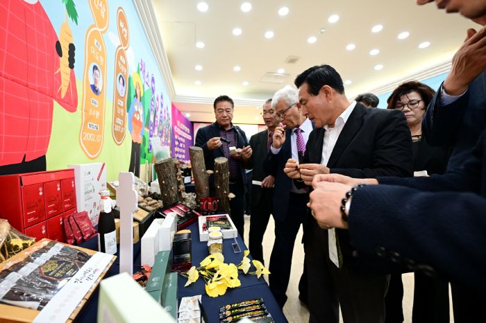 ▲ 백성현 논산시장이 11일 농업기술센터 대강당에서  열린 2025 농업인 학습단체 화합한마당 행사에서 농업민들을 격려하고 있다.ⓒ논산시