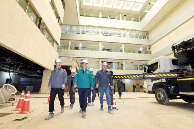 ▲ 방세환 광주시장이 지역 내 공사 현장에서 안전 점검을 하고 있다. ⓒ광주시 제공