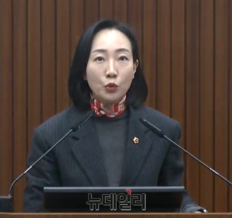 ▲ 김효숙 세종시의회 부의장이 12일 오전 세종시의회 제102회 정례회 2차 본회의에서 5분 자유발언을 하고 있다.ⓒ이길표 기자