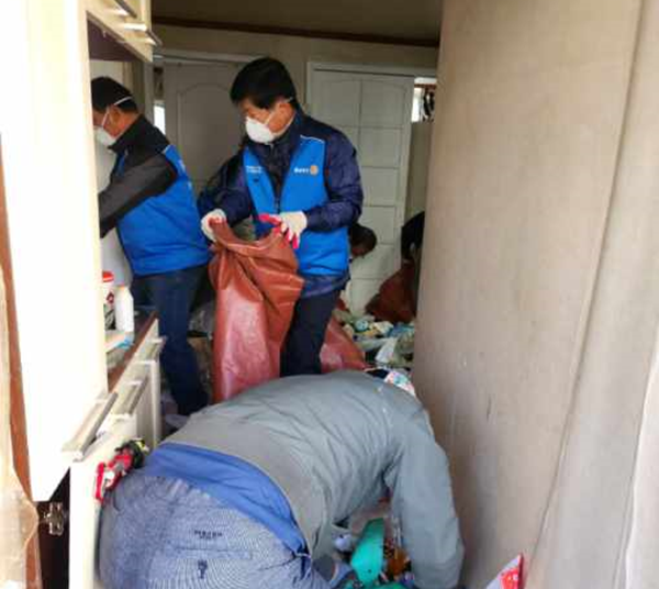 ▲ 12일 정림동 행정복지센터가 정림동 지역사회보장협의체·한밭사랑복지센터·파랑새봉사단·정림복지관과 함께 저장강박증 가정 대청소를 실시했다.ⓒ대전 서구