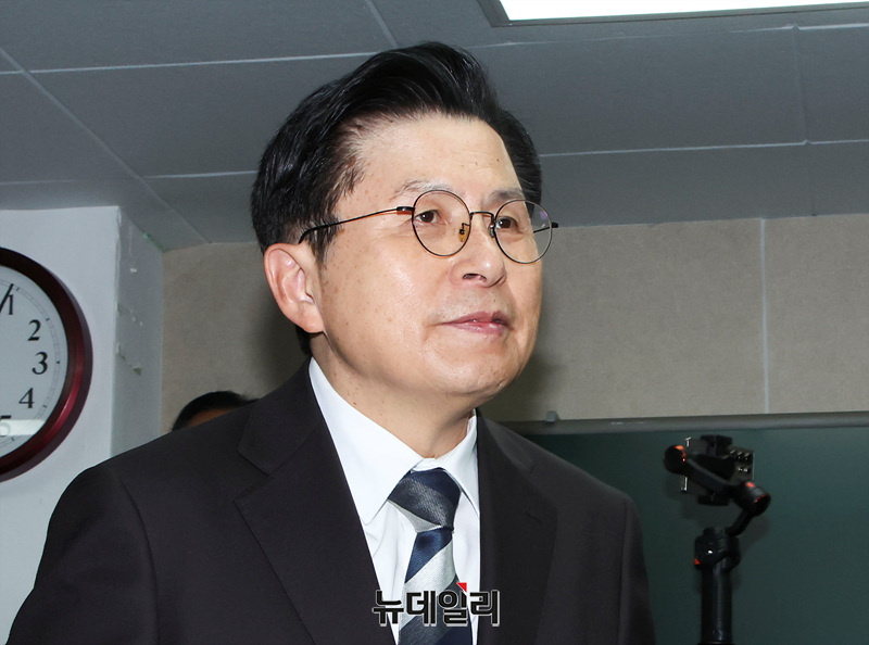 이진숙 이어 황교안 '강압 체포' ... "'페북' 글 올리면 다 잡아가나, 브... - 뉴스 썸네일 이미지