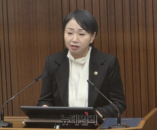 ▲ 홍나영 세종시의원이 12일 오전 세종시의회 제102회 정례회 제2차 본회의에서 현안질의를 하고 있다.ⓒ이길표 기자