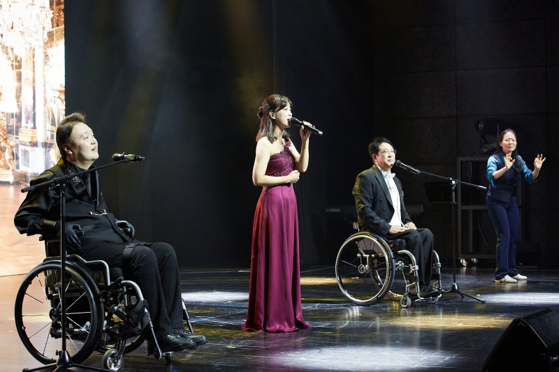 ▲ 한국장애인문화예술원 창립 10주년 기념행사에서 축하공연을 펼치고 있는 성악가 강유경·이남현·황영택.ⓒ한국장애인문화예술원