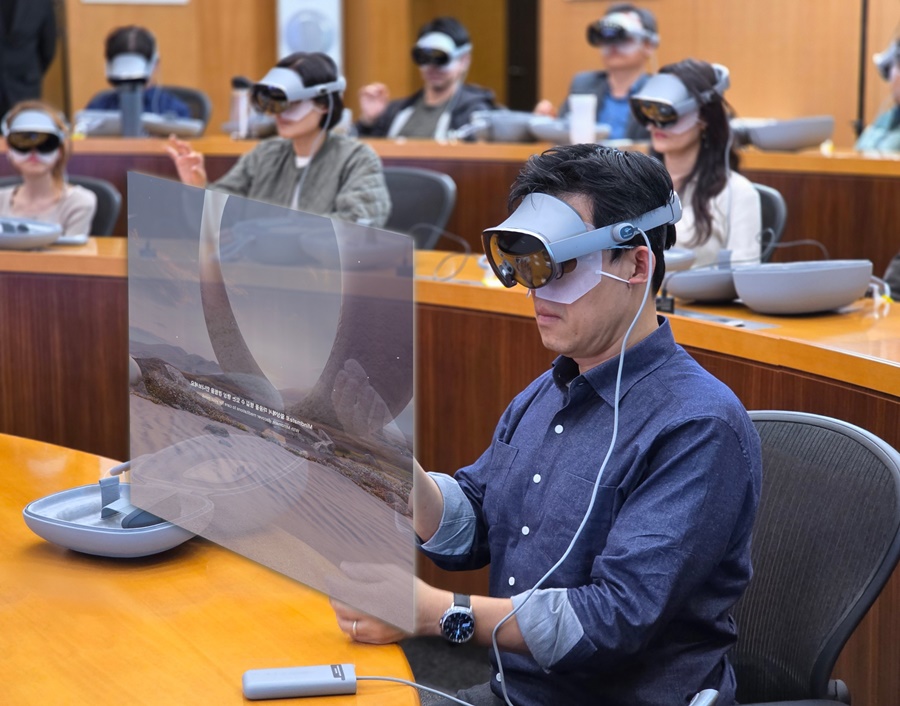 ▲ 삼성 임직원이 삼성인력개발원에서 갤럭시 XR을 착용한 채 교육에 참여하고 있다.ⓒ삼성전자