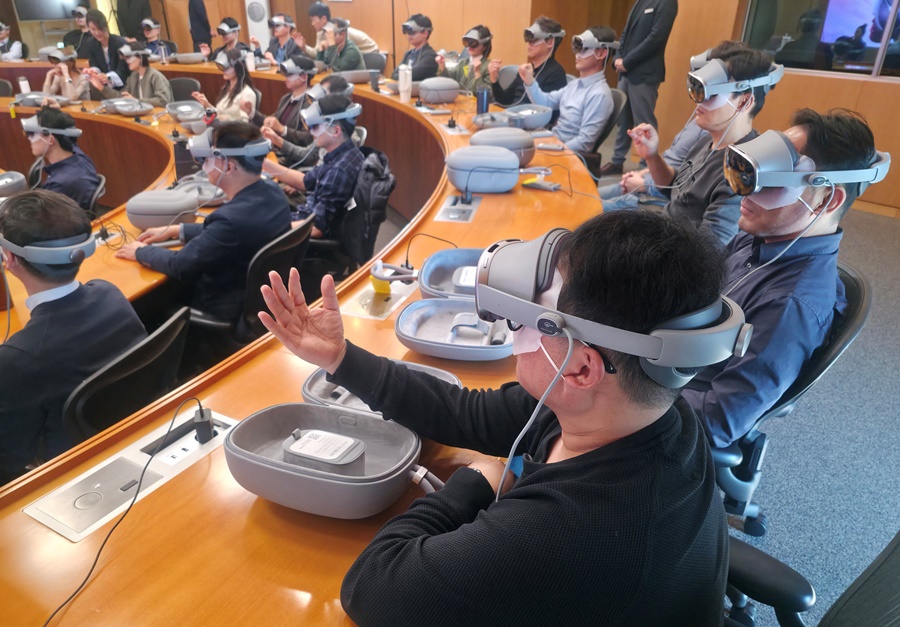 ▲ 삼성 임직원이 삼성인력개발원에서 갤럭시 XR을 착용한 채 교육에 참여하고 있다.ⓒ삼성전자