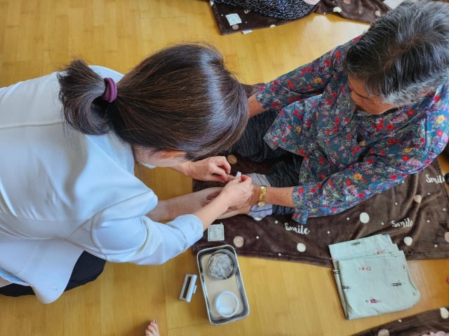 ▲ 취약계층 어르신의 건강상태를 살피고 있는 보건소 관계자ⓒ화성시 제공