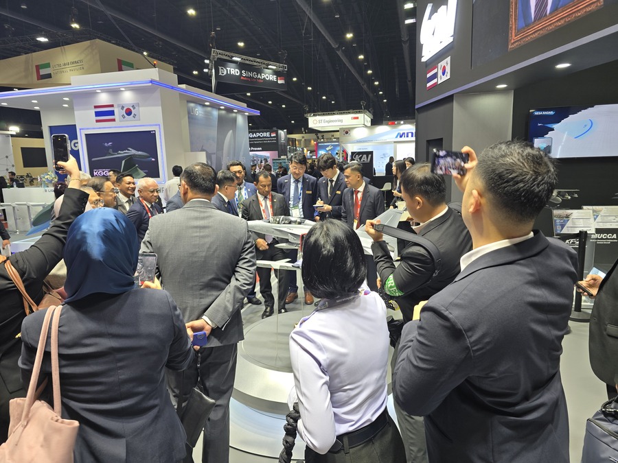 ▲ 말레이시아 국방부 사무총장이 KAI 부스를 방문해 설명을 듣고 있다. ⓒKAI