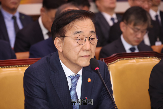 ▲ 김윤덕 국토교통부 장관이 지난달 29일 국회에서 열린 국토교통위원회의 국토교통부 증에 대한 국정감사에서 의원들의 질문에 답하고 있다. ⓒ이종현 기자