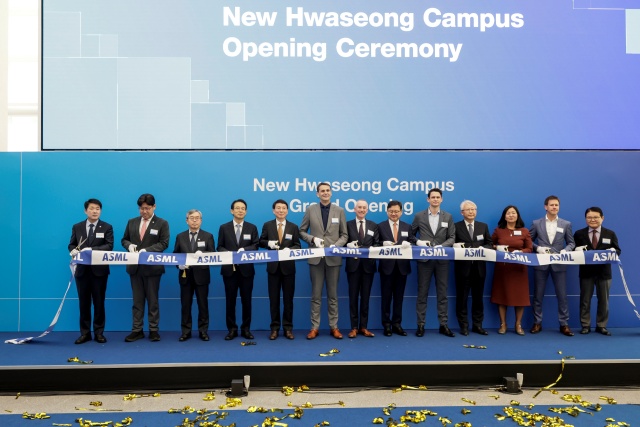 ▲ ASML 화성뉴캠퍼스 준공식에서 주요 내빈들이 테이프 커팅을 하고 있다ⓒ화성시 제공