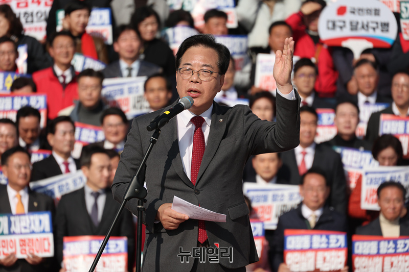 ▲ 송언석 국민의힘 원내대표가 12일 오전 국회 본청 앞 계단에서 열린 국민의힘 '대장동 일당 7400억 국고 환수 촉구 및 검찰 항소포기 외압 규탄대회'에서 발언을 하고 있다. ⓒ이종현 기자