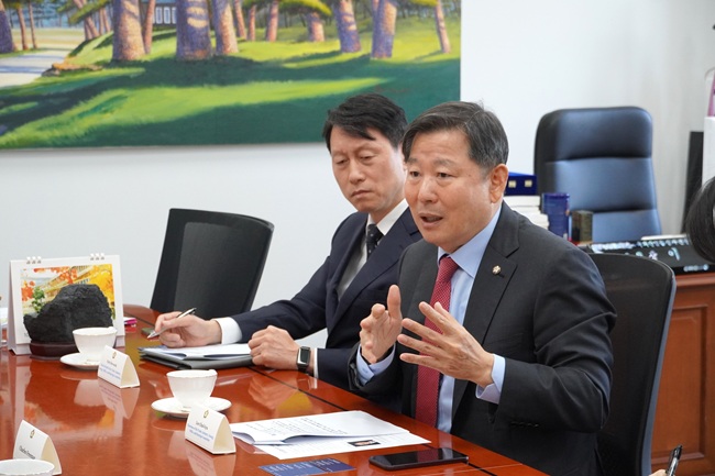 ▲ 이철규 국회 산업통상자원중소벤처기업위원회 위원장이 지난 11일 국회에서 미 상공회의소 방한단을 접견하며 양국의 교류·협력 방안을 논의했다. ⓒ이철규 의원실